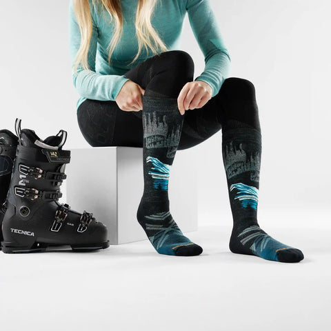 Women's Ski Alpine Auroras Over The Calf Socks